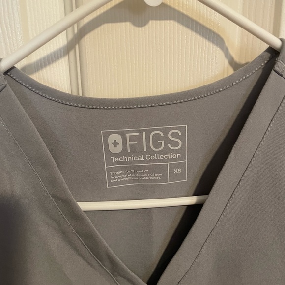 Womens FIGS scrub top size XS - Picture 2 of 2